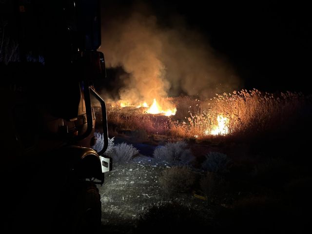 Efectivos del Plan Infomur trabajan en un incendio agrícola en Las Viñas, Albudeite