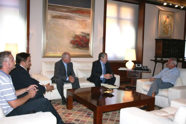 El jefe del Ejecutivo regional, Ramón Luis Valcárcel, recibe al alcalde de Albudeite, Jesús García Martínez
