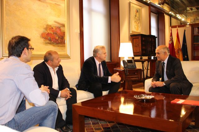 El presidente de la Comunidad, Alberto Garre, recibe al alcalde de Albudeite, Jesús García Martínez