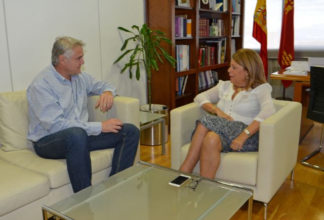 La consejera de Educación y Universidades se reúne con el alcalde de Albudeite