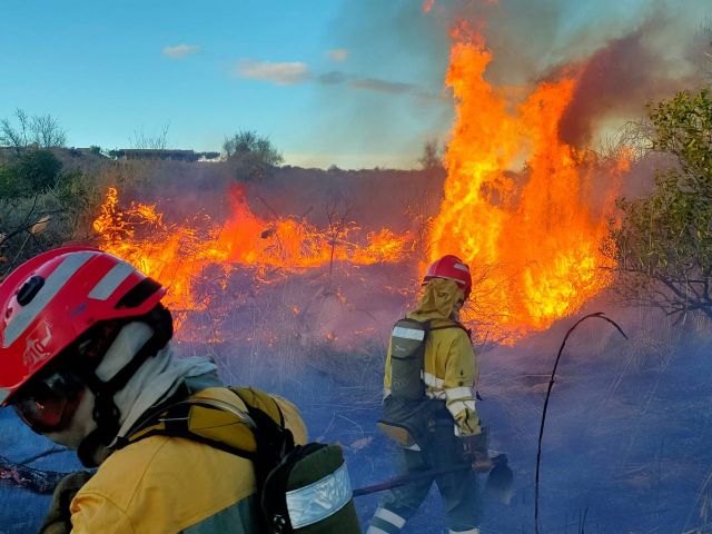 Incendio en en el barranco del diablo junto al río, en Albudeite