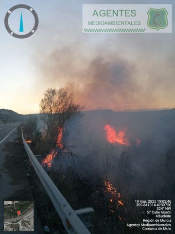 Servicios de emergencia acuden a la extinción de un incendio de cañas en la misma zona del incendio ocurrido esta mañana zona del río en Albudeite