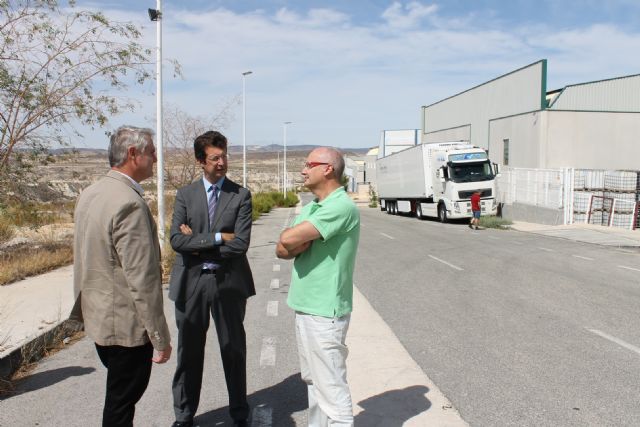 Juan Carlos Ruiz visita el polígono industrial de Albudeite