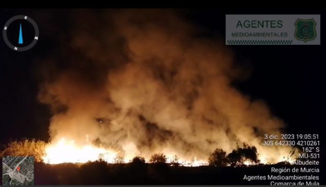 Servicios de emergencia acuden a sofocar incendio de cañas y Matorral en Albudeite